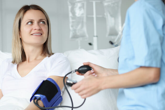 医学医生用血压计测量血压临床动脉孕妇高血压概念医学疾病血压计