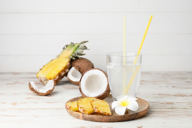 可可桌上放着新鲜的椰子水和水果健康维生素椰子