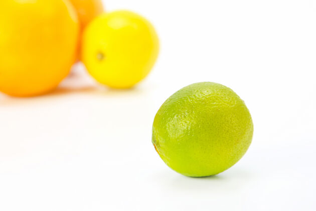 配料绿色柠檬的背景是不同的柑橘类水果的背景是白色的柑橘食品黄色