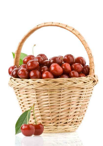 浆果甜樱桃在篮子里隔离在白色上叶子樱桃罐子