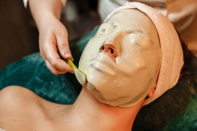 成人一个女人在健康中心做皮肤护理 脸上戴着海藻酸钠面膜的特写照片痤疮补水抗衰老