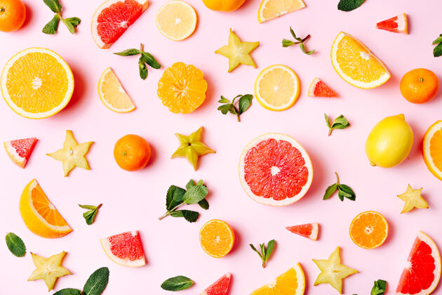 新鲜鲜嫩的水果片放在明亮的阳光下柑橘葡萄柚星星