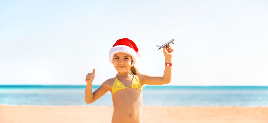帽子海滩上手握飞机的孩子海洋孩子飞机
