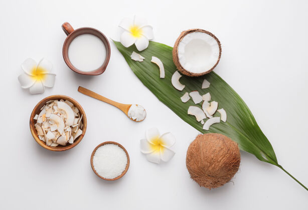 面粉用不同的椰子产品组成灯热带烹饪叶子