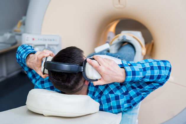 放射学放射科医生为病人做膝关节核磁共振检查做准备实践女人扫描