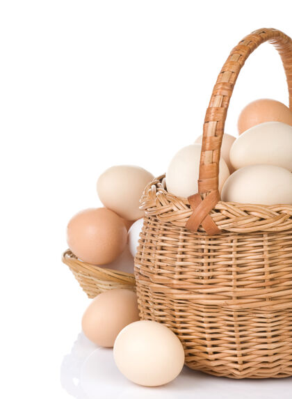 新鲜的鸡蛋和篮子是白色的早餐鸡蛋食物