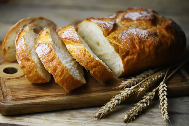 面包房板上有新鲜的小麦面包纸板小麦谷物