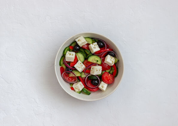 膳食希腊沙拉配番茄 黄瓜 奶酪 洋葱 辣椒和橄榄烹饪羊奶食品