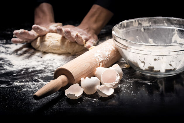 美味面粉制品特写镜头：年轻人一边做厨师 一边动手做面包 一边揉面团美味准备别针