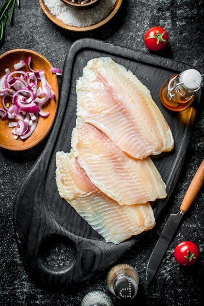 海鲜罗非鱼鱼片配香料和洋葱片鱼片鱼美食