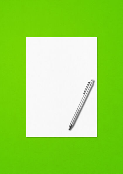 卡片空白a4纸张和笔模板隔离在绿色背景上办公室A4纸张