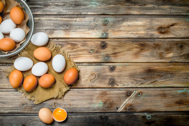 鸡肉把鸡蛋放在平底锅里配料自然鸡蛋