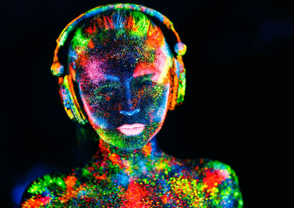 灰尘概念.on一个女孩的身体画dj甲板一半-裸体女孩画在紫外线的颜色Dj肖像夜光
