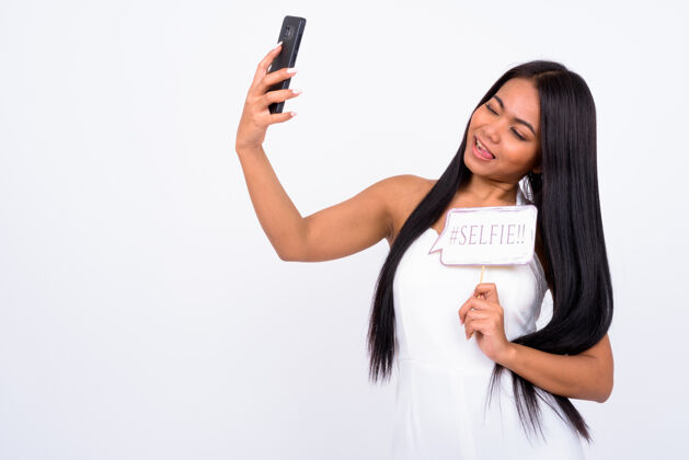 技术快乐的年轻亚洲女商人自拍的照片Vlogger上衣使用
