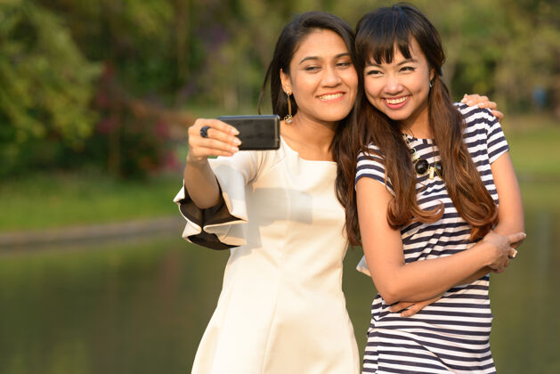 泰国两位亚洲年轻女性在公园户外放松的写真东南女同性恋移动