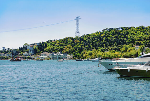 游艇从堤岸上俯瞰土耳其的自然风光 船只和博斯普鲁斯海峡风景伊斯坦布尔旅游
