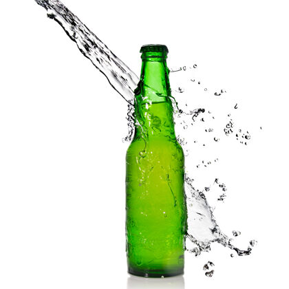 玻璃绿色啤酒瓶与水飞溅隔离在白色冷满水