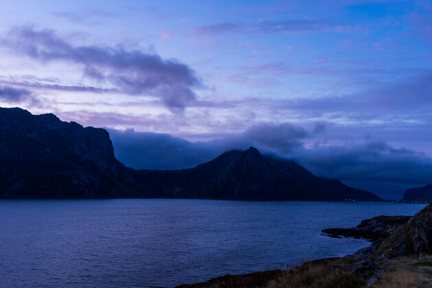 风景戏剧性的日落景观与海和山在罗弗顿 挪威挪威风景旅游