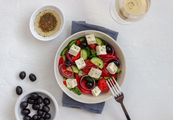 健康希腊沙拉配番茄 黄瓜 奶酪 洋葱 辣椒和橄榄素食者部分食品