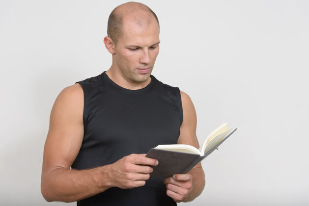 锻炼年轻英俊的秃头男人准备去健身房对抗白色空间思考文学阅读