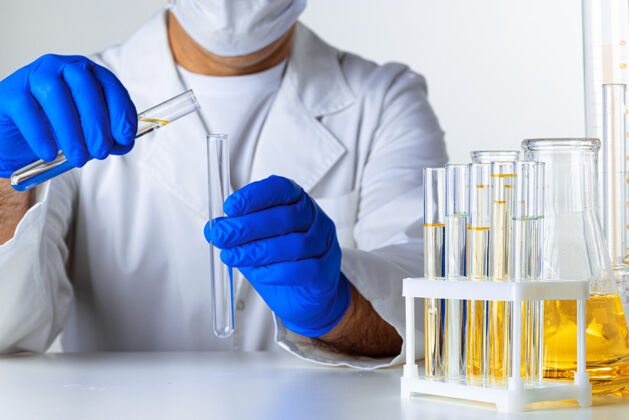 制药一位科学家戴着手套的手的特写镜头 正在处理实验室样品研究汽油科学
