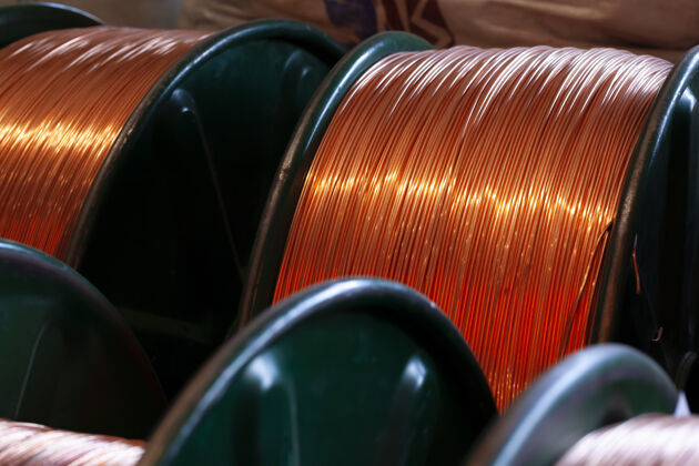 制造铜线卷在电缆厂的照片电线生产巨大