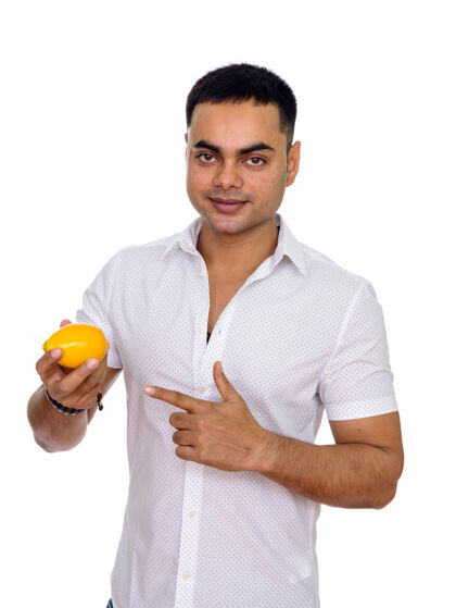 男年轻快乐的印度男人拿着柠檬和手指隔离在空白处射击尖吸引力