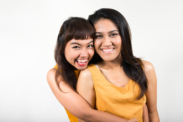 一起两个年轻的亚洲女人一起对抗白色空间浪漫感情女性