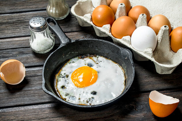薯条用一盒新鲜鸡蛋在平底锅里煎鸡蛋白色蛋黄健康