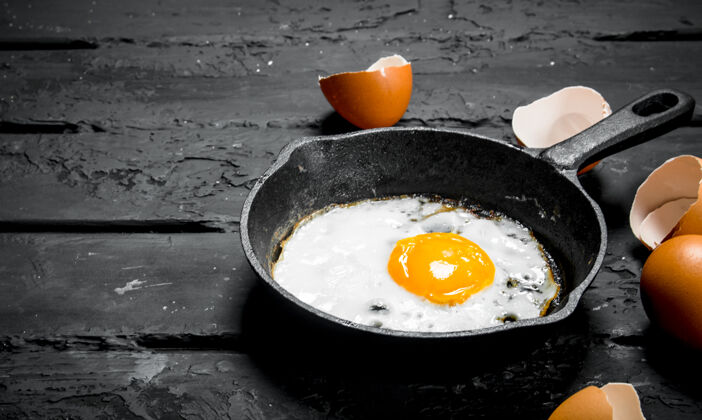 蛋白质在煎锅里煎鸡蛋早餐餐特写