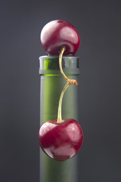 樱桃新鲜的樱桃浆果配上一层绿色瓶子健康食物早餐水果的植物.水果甜点吃圆花园