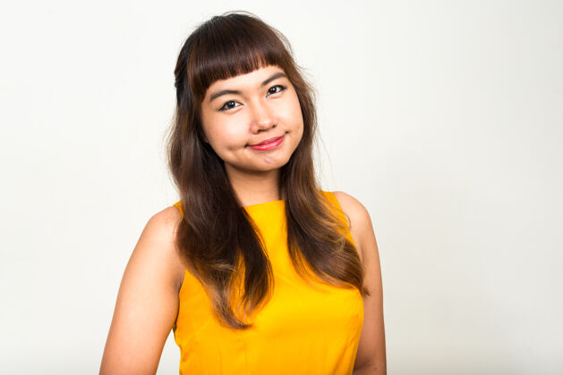 染色年轻漂亮的亚洲女人对抗白色空间射击女士泰国