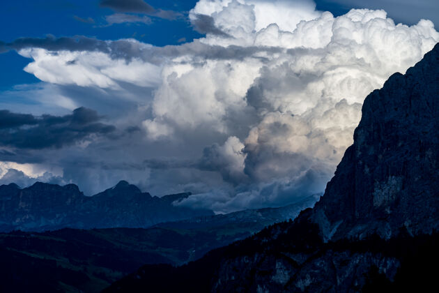 风景意大利阿尔卑斯山的壮丽天空自然戏剧意大利