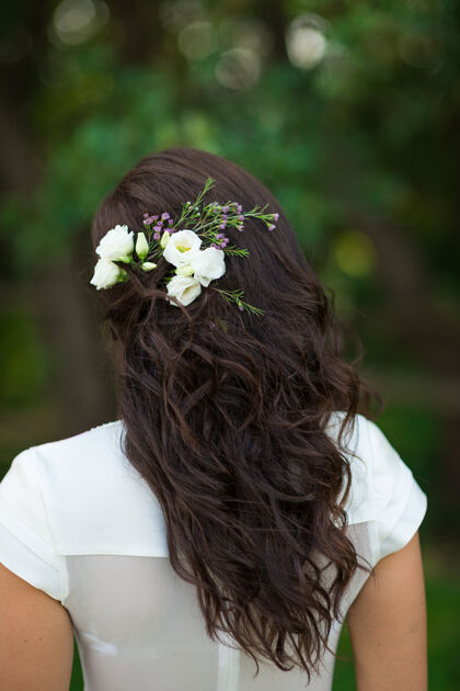 新娘新娘的Ridal发型与花朵装饰接近发型闪亮头发