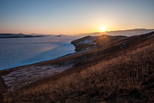 季节冬天 贝加尔湖上的夕阳和冰地平线西伯利亚景观
