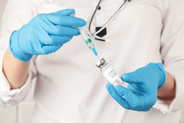 科学家实验室里的医生拿着装有液体疫苗的注射器科学疾病药物