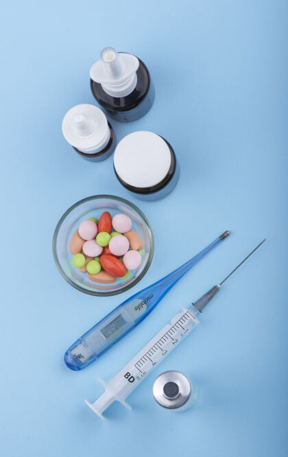 治疗注射器和药片在桌上 医疗用品在桌上药品维生素护理