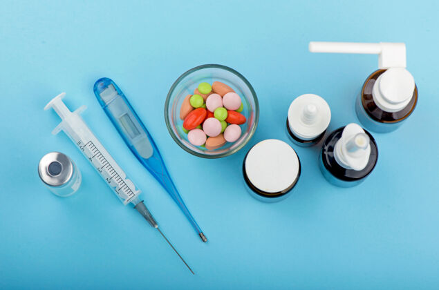 药物注射器和药片在桌上 医疗用品在桌上病人治疗治疗