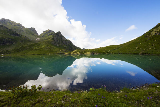 水高山湖泊景观和景观 蓝色美丽和惊人的湖泊全景环境徒步旅行云