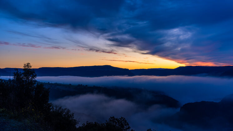 山谷法国米洛塔恩山谷的雾戏剧性雾风景