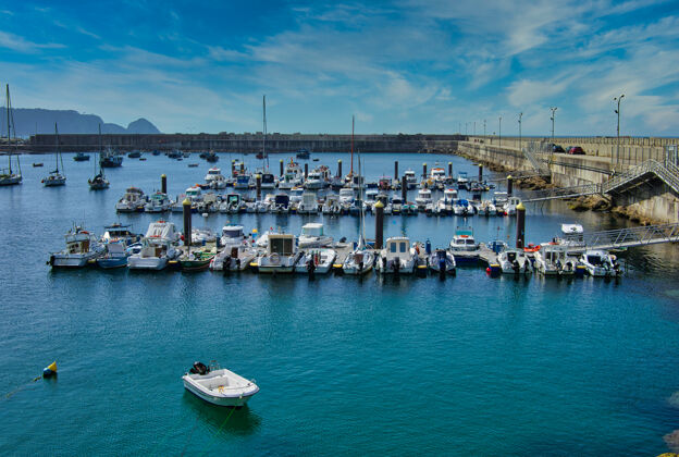 风景库迪勒罗 西班牙-2020年7月8日：渔船在渔港从cudillero.view视图库迪勒罗是西班牙最美丽的村庄之一 也是西班牙阿斯图里亚斯地区最具旅游价值的地方之一渔港西班牙海洋