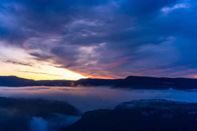 风景法国米洛塔恩山谷的雾雾自然戏剧性