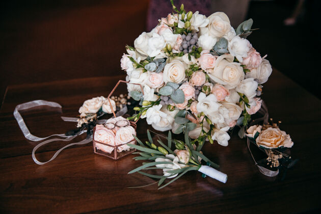 新郎美丽的新娘花束和戒指盒子婚礼装饰品情人节盒子爱
