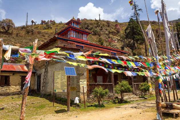 山廊塘山路上的祈福旗 太阳能板和房屋 尼泊尔.喜马拉雅!山 旗 祈祷 尼泊尔 喜马拉雅 太阳能板安装