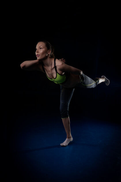 姿势瑜珈女子单腿站立 弯腰将双手连在背后训练集中人