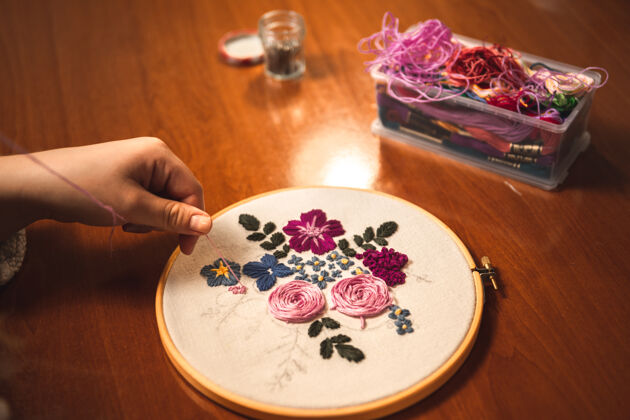 裁缝织绣的年轻女子桌子家居室内刺绣