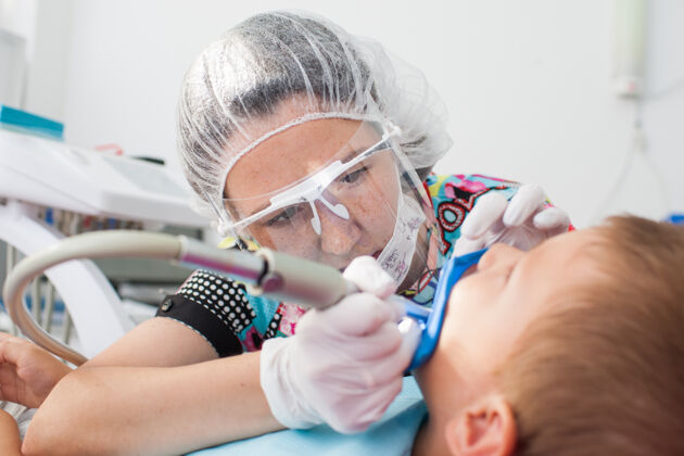 医学幼儿医生牙医用不同的器械治疗牙齿童年口腔护理