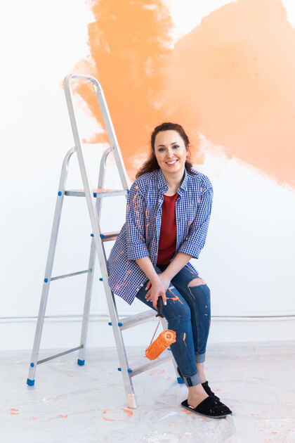 装修修理公寓快乐女人用油漆粉刷墙壁油漆工室内工具