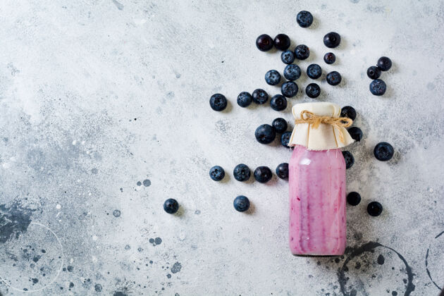 甜点新鲜健康的蓝莓 冰沙 浆果和薄荷装在浅白色混凝土表面的玻璃罐中零浪费Chia布丁