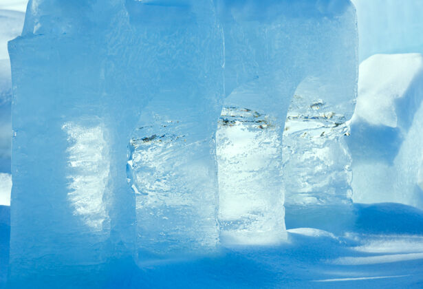冰雪地上透明的冰柱被春天的阳光照亮了冷柱水晶